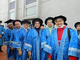 Dapatkan 100+ desain seragam kantor/baju/kaos berkualitas untuk dipilih. Majlis Konvokesyen Adalah Wisuda Dr Mulyaningrum Se M Hum