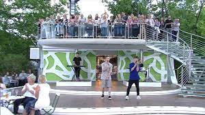 Moderiert wird die sendung von andrea kiewel. Die Lochis Sidekick Zdf Fernsehgarten 04 06 2017 Youtube
