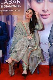Here This Is The Latest Suit Designs Which Promotes By Kareenakapoor In A Award Function Indian Designer Outfits Indian Attire Indian Fashion