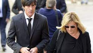Jogi löw trennt sich von seiner ehefrau daniela. Jogi Low Der Bundestrainer Wird 61 So Hat Er Sich Im Laufe Der Zeit Verandert Bunte De