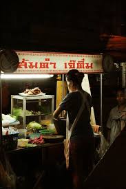 Last Night In Bangkok Derniere Nuit Illuminee Par Les Cuisines Qui Peuplent Bangkok La Nuit Nourriture De Rue Thai Cuisine De Rue Marche De Rue