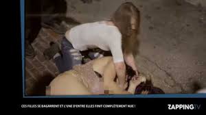 Une Jeune Femme Finit Entierement Nue Pendant Une Bagarre Entre Filles Video Sur Orange Videos La stagiaire et le cheval. une jeune femme finit entierement nue pendant une bagarre entre filles video
