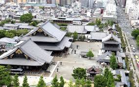 A capital do japão, tóquio, acomoda cerca de dez por cento do total da população do país. Toquio Ialc