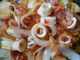 Dalam sepiring nasi bali uluwatu terdapat nasi putih, lawar ayam, sate pentul atau lilit, urap, kering teri kacang cara membuat sambal matah: Resepi Sotong