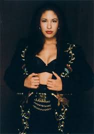 Latin müziğine pek ilgim olmamasi nedeniyle hakkinda pek fazla bilgim yok ama adını öğrenemediğim şu şarkısı nedeniyle kadına acayip bir sevgi besler oldum. Selena The Queen Of Tejano Music Selena Quintanilla Selena Quintanilla Perez Selena Quintanilla Fashion