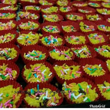 Cuma perbezaannya ialah dohnya diparut halus kemudian di sudukan dalam setiap satu paper cup bersaiz mini. Resepi Biskut Sarang Semut