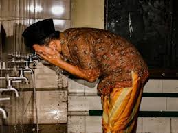 Rukun sholat yang harus dilakukan ada 18, yaitu sebagai berikut : Mengenal Rukun Wudhu
