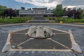Godine, to mesto je, prema evidenciji koju vode nadležni u muzeju istorije jugoslavije (nekadašnjem muzeju revolucije u okviru kojega je muzej 25. Josip Broz Tito S Tomb Kuca Cveca Photo Spot Beograd