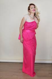 Bjork Swan Dress Costume Marilyn Monroe From Gentlemen Prefer Blondes Super Creative Costumes Made From Sheets Bjork Swan Dress Costume Love I Sheet Costume Costume Dress Swan Dress