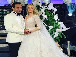 أحمد فهمي (من مواليد 17 مارس 1978)، ممثل ومغني مصري، بدأ حياته الفنية كعازف لالة الكمان في فرقة عمرو دياب ثم مطربا في فرقة واما معتمدا على موهبته الغنائية ودراسته في الكونسرفتوار. Ù‡ÙƒØ°Ø§ Ø³Ø®Ø± Ø£Ø­Ù…Ø¯ ÙÙ‡Ù…ÙŠ Ù…Ù† ØµÙˆØ± Ø­ÙÙ„ Ø²ÙØ§ÙÙ‡ Ù…ØµØ±Ø§ÙˆÙ‰