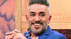 SÁLVAME KIKO HERNÁNDEZ | El giro radical en la vida de Kiko Hernández: el colaborador cambia la tele por la noche de Melilla