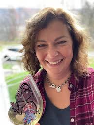 Is there someone in the wine section who can help me put together a  selection for a DIY wine hike?