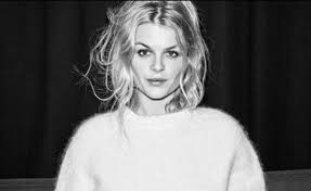 verse 1 eat, sleep and please independent on her knees there's more to her free as a bee till the queen will disagree there's more to her. Letra De Skyward Davina Michelle