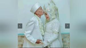 Tim terlebih dahulu akan mengecek akun anda. Baru Nikah Bermahar Motor Kakek Subang Talak Istri Usia 17 Tahun