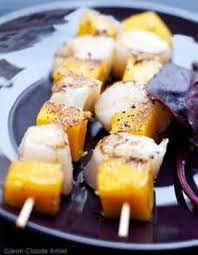 Brochettes De Mangue Et Saint Jacques Mesclun En Vinaigrette Balsamique Pour 6 Personnes Recettes Elle A Table Recette Recettes De Cuisine Mangue Brochette