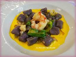 Per preparare gli gnocchi viola lavate le patate vitellotte e cuocetele in acqua abbondate per circa un'ora. Gnocchi Viola Con Gamberoni Su Salsa Di Zafferano La Monella Sglutinata