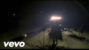 Eri tanto tenera, ricordo che ti legavi i capelli all'indietro con una roba tutta colorata, ricordo la tua fossetta su uno dei tuoi zigomi, la matita verde petrolio sotto i tuoi begli occhi marroni. Valvonauta E La Quintessenza Dello Stile Verdena Auralcrave