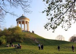 Wer im englischen garten in münchen nackt herumlaufen möchte, muss die seit 9.4.2014 geltende badekleidungsverordnung beachten. Osterferien 225 Jahre Englischer Garten Mitfeiern Cjd Update