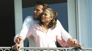 Between 2002 and 2004, ben affleck and jennifer lopez were the it couple and were extensively covered by the media, who were basically obsessed with their every movement. Sdd55silodiywm