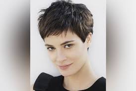 Les 25 meilleures idées de la catégorie coiffure femme 50 ans sur … jolies coupes de cheveux pour femme de 50 ans le coiffeur a su créer beaucoup d'originalité dans cette coupe de cheveux en jouant avec les longueurs. Coupes Courtes 45 Idees De Coiffure Pour Les Cheveux Courts