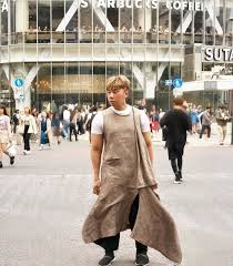 Dia bepergian dengan menggunakan bus karena tidak memiliki kendaraan. 13 Fakta Unik Roy Kiyoshi Dari Masa Kecil Hingga Asmara