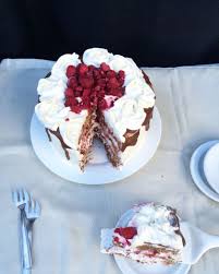Layer Cake Chocolat Vanille Framboise Cake Beauty En 2020 Cake Chocolat Chocolat Vanille Faire Fondre Du Chocolat