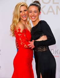 Madre figlia abiti abito da sera mamma figlia mamma mamma e bambina vestiti famiglia abbinamento estate spalle scoperte abito per bambini,acquista da rivenditori in cina e in tutto il mondo. Su Uno Dei Piu Importanti Red Carpet Le Hanno Scambiate Per Sorelle E Con La Loro Bellezza Hanno Rubato La Scena Anche Agli Attori Piu Famosi Ma Sono Mamma E Figlia E