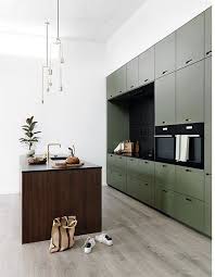 Grune Grossflachige Kuchenwand Mit Dunkler Kochinsel Aus Holz Kuche Mit Viel Stauraum Moderne Kuche Mit Kochinsel Kuchenwand Moderne Kuche Kuche Mit Kochinsel