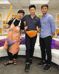 吳奇隆陳傑憲在佼心食堂上相見歡（截圖自yahoo tv） 節目播出後，就在ptt討論版上引起擴散和熱烈討論。網友紛紛大嘆統一獅的行銷手段厲害，以這種方式來推陳傑憲。事實上，幕後起心動念的推手，是 yahoo tv 的兩位製作人。 網路影音不斷改變我們的生活型態。 å³å¥‡éš†è¦‹åˆ°åˆ†èº«ç¬¬ä¸€å€‹åæ‡‰æ˜¯ å¨›æ¨‚ ä¸­æ™‚