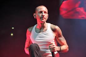 Familie, freunde und fans gehen auch heute noch mit ihrer trauer … Linkin Park Sanger Chester Bennington Ist Tot Electrictunes