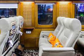 Pada kesempatan kali ini, saya akan menceritakan pengalaman saya pergi ke jakarta dari bandung cukup dengan 12rb rupiah. Priority Class Argo Parahyangan Perjalanan Mewah Di Atas Rel Bandung Jakarta