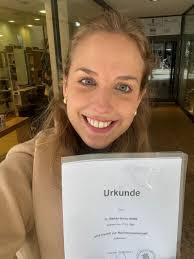 Isabelle Fischer's Instagram, Twitter & Facebook