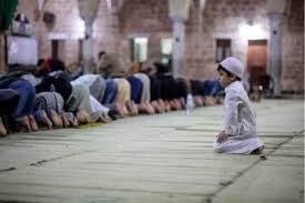 من صلاة التراويح في ثاني أيام شهر رمضان من مسجد السيد هاشم بمدينة غزة street view scenes views