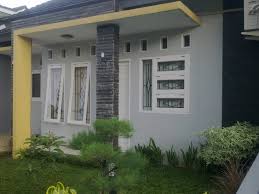 Langsung saja lihat dibawah ini, dan jangan lupa untuk melanjutkan membaca artikel ini sampai akhir, karena ada juga tips menarik tentang bagaimana cara untuk memilih kayu yang cocok untuk membuat jendela juga lho. Desain Jendela Kamar Minimalis Bagian Depan Cek Bahan Bangunan