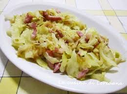 Foglie esterne di colore verde grigio; Cavolo Stufato Con Pancetta Ricetta Contorno
