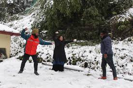 Tourists Throng Lal Tibba Dhanaulti To Enjoy Snowfall Garhwal Post