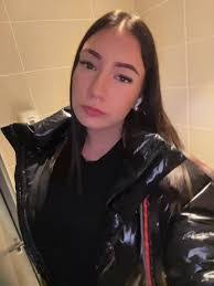 Anna Privett's Instagram, Twitter & Facebook