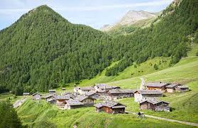 Der bündner ferienort vals im ursprünglichen valsertal, einem seitental der surselva südlich von illanz, bietet wandervergnügen, wellness im thermalbad und wintersportmöglichkeiten am dachberg. Fane Alm In Vals Sudtirol Almendorf Im Valsertal