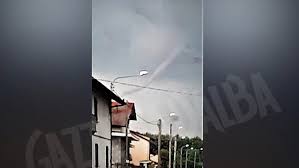 Alberi crollati e tettoie divelte sia in provincia tromba d'aria a frattaminore: Inquietante Tromba D Aria Nel Cuneese A Cavallermaggiore E Sanfre