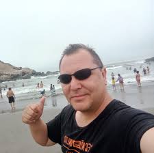 🔴 “La capacidad de sostener la atención está bajando peligrosísimamente”  El renombrado neurocientífico y divulgador argentino, coautor de  “Artificial”, estuvo en Lima y analizó las implicancias de la Inteligencia  Artificial y las