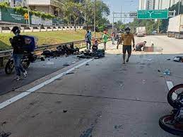 Ketua polis daerah ipoh, asisten komisioner yahaya hassan berkata, sehubungan itu, pemandu lori yang terbabit dalam nahas itu telah dibebaskan dengan jaminan polis pada ahad. Penghantar Makanan Parah Kemalangan Jalan Raya