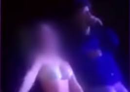 Indignante: Alentaban a chicas a desnudarse por un vino espumante 