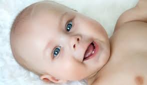 Wenn im alter von etwa sechs monaten sich im kiefer die ersten zähne ankündigen, können sie durchaus spielerisch mit der ersten mundhygiene beginnen. Zahnen Beim Baby So Konnen Mutter Unterstutzende Wirken