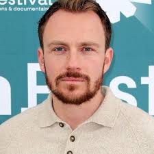 Demain nous appartient : "J'ai l'impression d'être en colonie de vacances",  Roby Schinasi (Fred) a retrouvé un ami de plus de vingt ans sur la série de  TF1