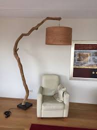 Das element holz kann auf sehr vielfältige weise dazu verwendet werden, eine sehenswerte standleuchte zu gestalten. Einzigartige Stehlampe Oder Bogenlampe Von Von Gbhnatureart Auf Etsy Altholz Ideen Bogenlampe