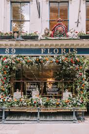 Chelsea Flower Week Floral Installations 2019 Early Hours London Chelsea Flower Week Chelsea In Bloom Colour Florist Shop Flower Shop Design Floral Shop