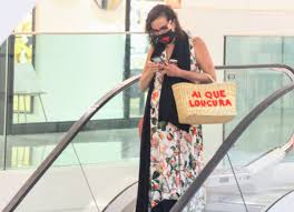 Recebe, em média, 26.0 comentários e. Narcisa Tamborindeguy Passeia Em Shopping Com Bolsa Com Seu Bordao Quem Quem News