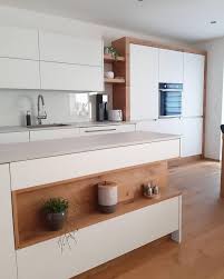 Weisse Kuche Mit Holz In 2020 Wohnung Kuche Kuche Planen Ideen Kuche Holz