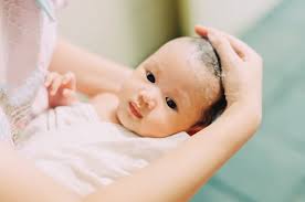 Saat mendapati kulit bayi mengelupas, anda tak perlu cemas. Begini Cara Yang Tepat Untuk Merawat Luka Pada Kulit Bayi