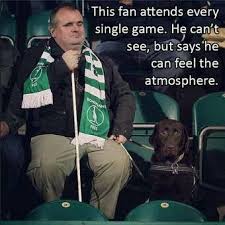 Respect Ce Fan Est Present A Tous Les Matchs De Son Club De Coeur Il Est Aveugle Mais Peut Sentir L Atmosphere Et L Ambia Funny Pictures Football Funny Games